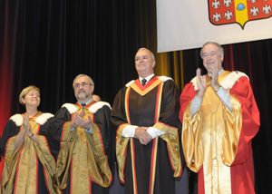 Jean Légaré et le recteur Denis Brière, le 8 novembre. La contribution de Jean Légaré à l'avancement des connaissances sur l'arthrite rhumatoïde et à la formation des futurs professionnels de la santé est remarquable et exemplaire.