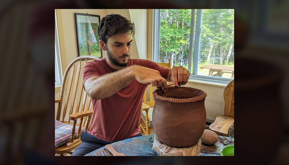 Façonnage d’une réplique de vase en céramique par l’étudiant Adrien Cesario, inscrit à la maîtrise en archéologie.