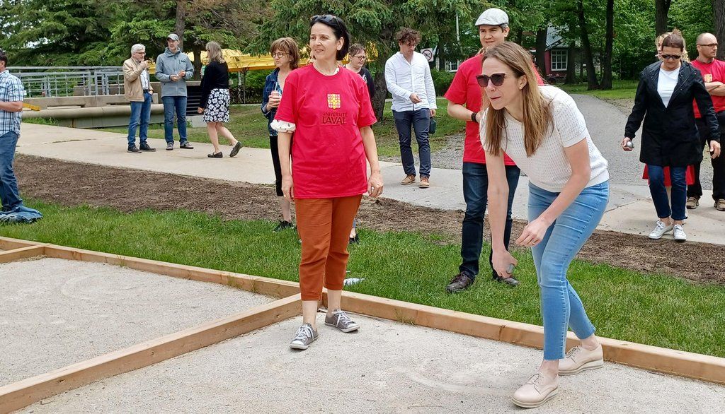 <p>Carole Martinez, directrice exécutive de la Faculté de médecine dentaire, et Sophie Laviolette, directrice exécutive de la Faculté de droit, sont bien concentrées sur la cible durant le premier tournoi de pétanque interfacultaire de la saison.</p>