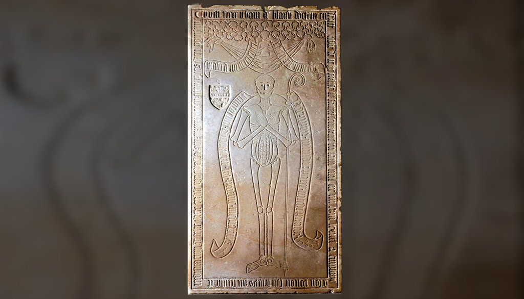 Le tombeau de l’abbé Jean de Blaisy est conservé à l’abbaye de Saint-Seine, en Bourgogne. Sur la dalle funéraire de la tombe de ce religieux du 15e siècle, un sculpteur de l’époque a représenté le défunt sous un aspect squelettique qu’il a accompagné du texte d’une prière.
