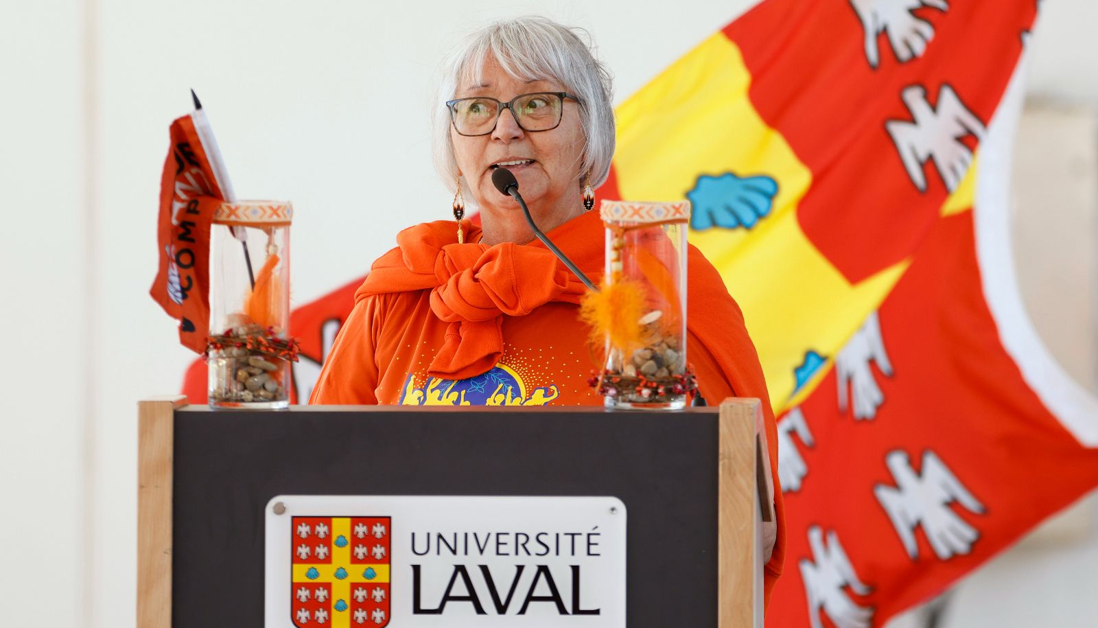 Louise Canapé sera la chargée de cours de cette formation à l’École de langue de la Faculté des lettres et des sciences humaines. L'enseignante ilnushakueu a raconté avoir fait la connaissance de la lecture et de l'écriture de sa langue innue en 1985 et être «tombée dedans comme Obélix». Avec plus de 40 ans d'expérience dans le domaine, elle explorera le vocabulaire de la famille, des mois de l'année, des chiffres, des parties du corps avec les étudiantes et les étudiants. Elle invitera des personnes-ressources à parler de leur histoire, de leur territoire, a-t-elle expliqué.