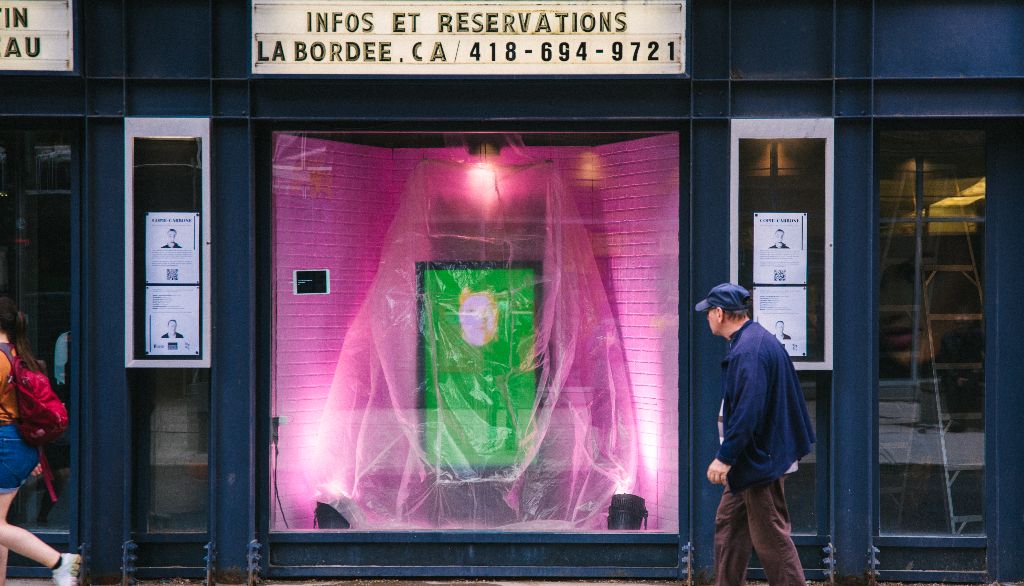 <p>Présentée dans la vitrine de La Bordée, l'installation vidéo COPIE-CARBONE était en quelque sorte le prolongement de Majorité 2070. Ce dispositif abordait la difficulté de se projeter dans le futur alors que le monde est traversé par des crises profondes.</p>