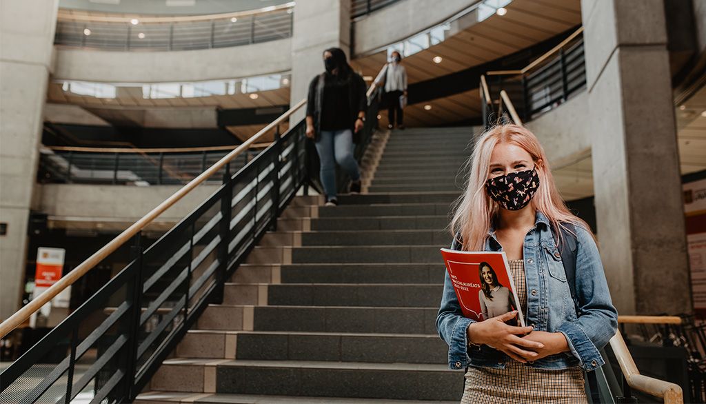 Des étudiantes portant le masque dans un pavillon de l'Université Laval.