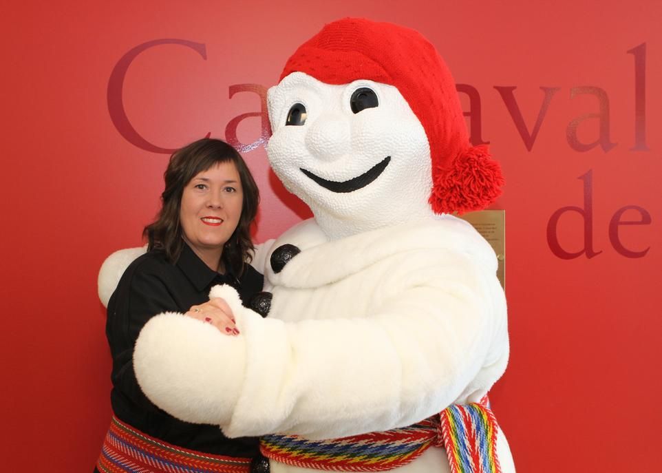 <p>Mélanie Raymond en compagnie de l'emblématique Bonhomme</p>