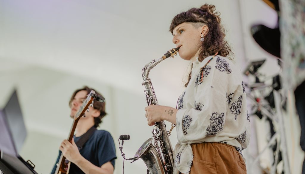 Laurence Beaulieu à la guitare et Clémentine Cassignard au saxophone, sur la photo, étaient aussi accompagnés par Antoine Gagné à la basse.