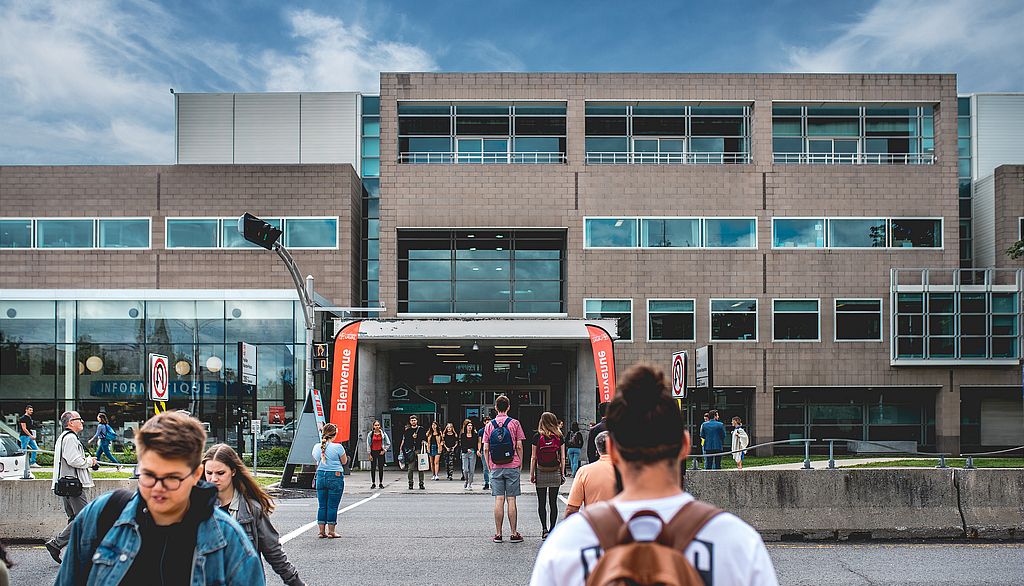 Des étudiantes et étudiants affluent devant les pavillons Alphonse-Desjardins et Maurice-Pollack. Cet automne, l’Université leur propose de redécouvrir leur campus selon un mode hybride, comprenant notamment des activités extérieures, un service de clavardage et une programmation variée de webinaires et de conférences.