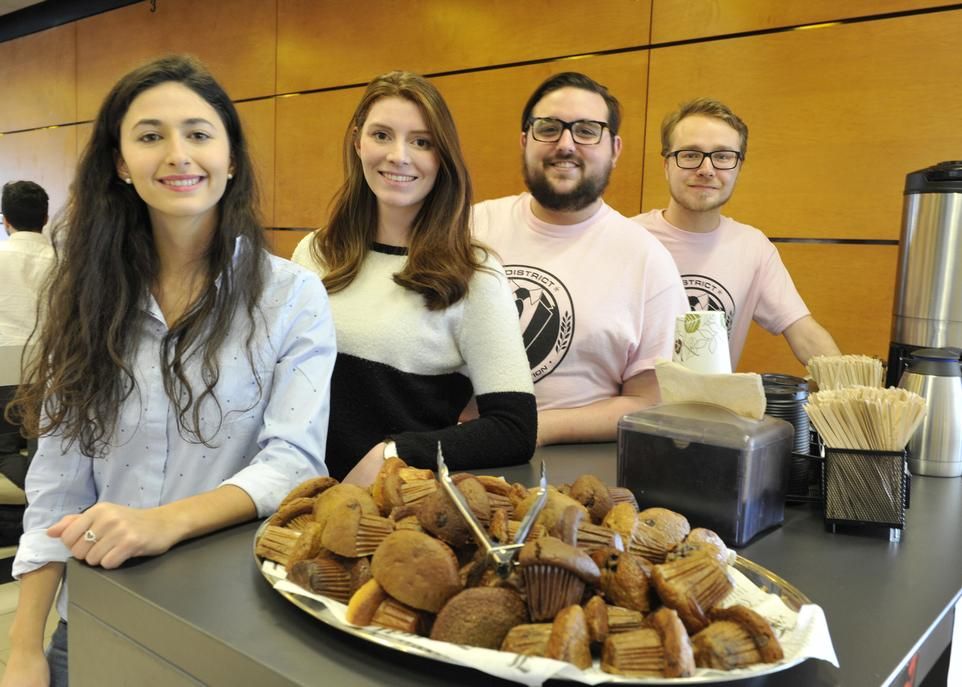 Mardi dernier, Gaëlle Thomas Lehrhaupt, étudiante en études internationales et langues modernes, Maude Normand, Maxime Blanchette et Mathieu Jedrychowski, tous trois étudiants en sciences de l'administration, ont animé un kiosque d'information et de distribution de muffins pour la Semaine de la philanthropie étudiante.