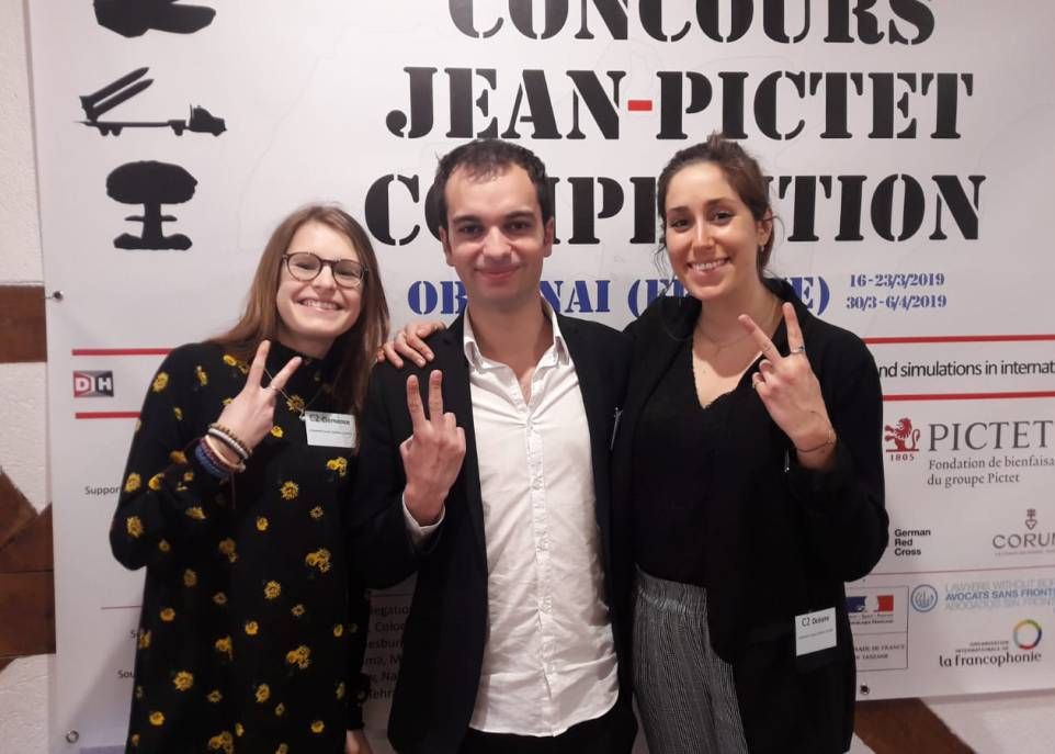 <p>Clémence Bouchart, Thomas Roos et Océane Touillon participaient pour la première fois à un concours de droit. Leur réussite positionne encore davantage la Faculté de droit de l'Université Laval comme un pôle d'excellence universitaire en droit international humanitaire.</p>
