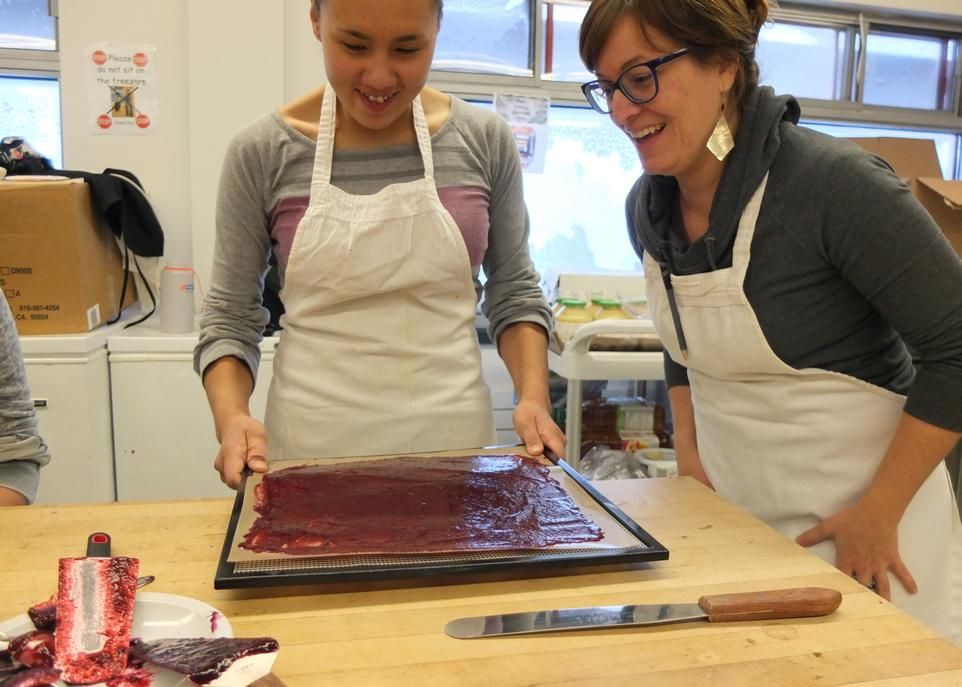 L'un des projets élaborés par Mélanie Lemire, Purple Tongue, vise à faire connaître les petits fruits du Nunavik aux jeunes Inuits. Ceux-ci sont invités à cueillir des baies sauvages et à les utiliser dans la fabrication de rouleaux de fruits, de sorbets et de barres granola, afin de profiter de leurs vertus nutritives à longueur d'année.