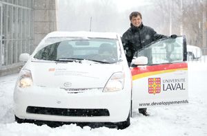 Maxime Dubois, professeur au Département de génie électrique et de génie informatique, avec la Toyota Prius modifiée qui a été testée sur le campus depuis l'été 2008.