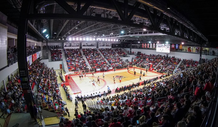 <p>En octobre 2019, l'équipe du PEPS organisait la tenue d'un entraînement privé et d'un match intraéquipe des Raptors de Toronto dans l’amphithéâtre- gymnase Desjardins – Université Laval.</p>