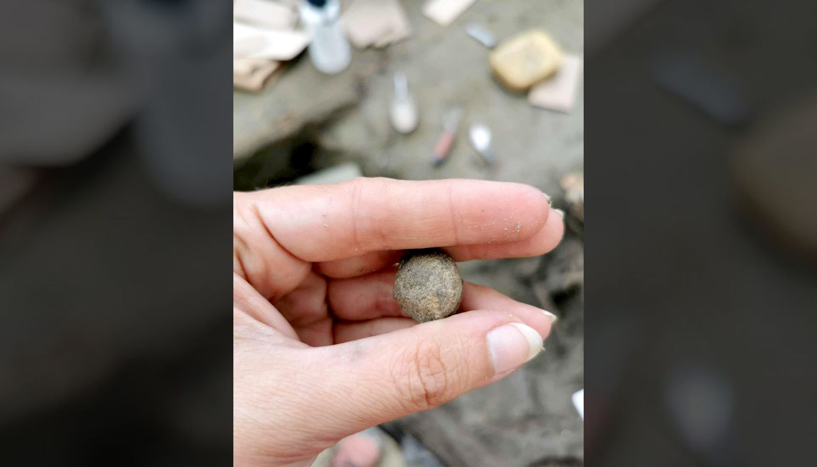 <p>Une balle de plomb trouvée dans la fosse commune de la rue Saint-Anselme. Le projectile sera analysé en laboratoire pour en déterminer le calibre et la provenance.</p>