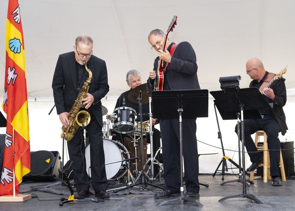 <p>Le 30 août dernier, ceux qui ont pris part au traditionnel dîner estival du personnel universitaire ont pu apprécier les talents musicaux du groupe de jazz.</p>