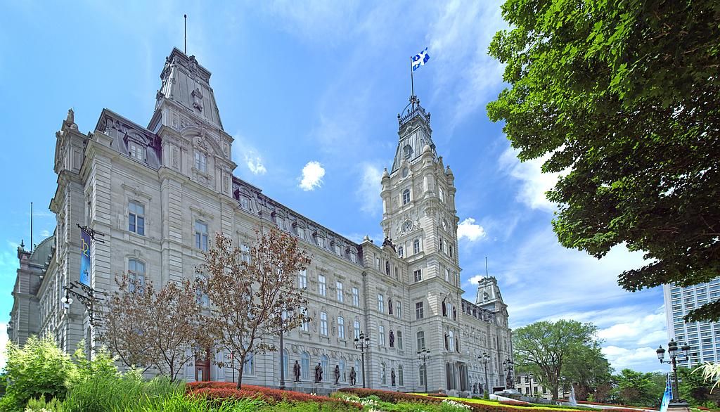La façade de l’Hôtel du Parlement de Québec. Dans les cabinets ministériels, les employés font le pont entre le monde politique et la fonction publique. Dans cet environnement complexe, le travail d’équipe est de mise. Des rivalités apparaissent sur certains dossiers ou avec d’autres cabinets ministériels.