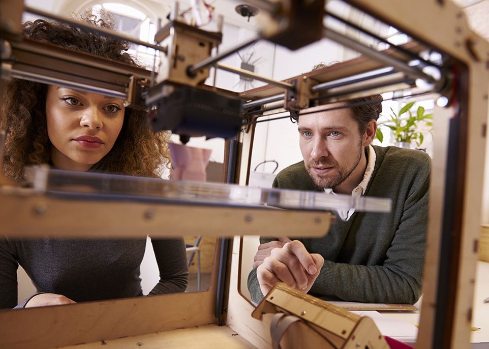 Les fablabs sont des laboratoires ouverts à tous où il est possible de fabriquer et de réparer des objets de toutes sortes à l’aide des technologies numériques, comme des imprimantes 3D.