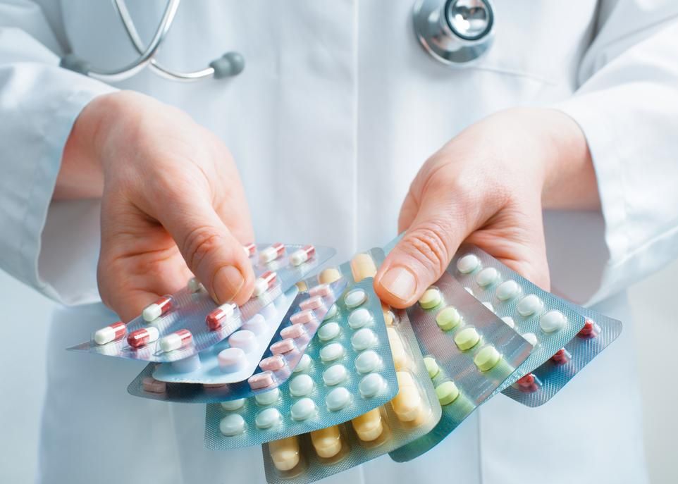 Le manque d'uniformité dans les règles régissant l'utilisation des échantillons offerts par les pharmaceutiques et la méconnaissance de ces règles font ressortir la nécessité de mettre en place des politiques communes à toutes les unités d'enseignement de médecine familiale du Québec.