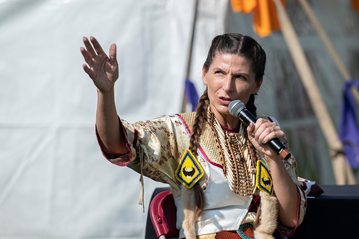 Sarah Cleary, artiste ilnue et fille d'un survivant des pensionnats