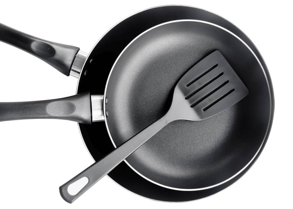 Les composés perfluorés sont présents dans une foule de produits de notre quotidien. On en trouve notamment dans les revêtements antiadhésifs des batteries de cuisine.