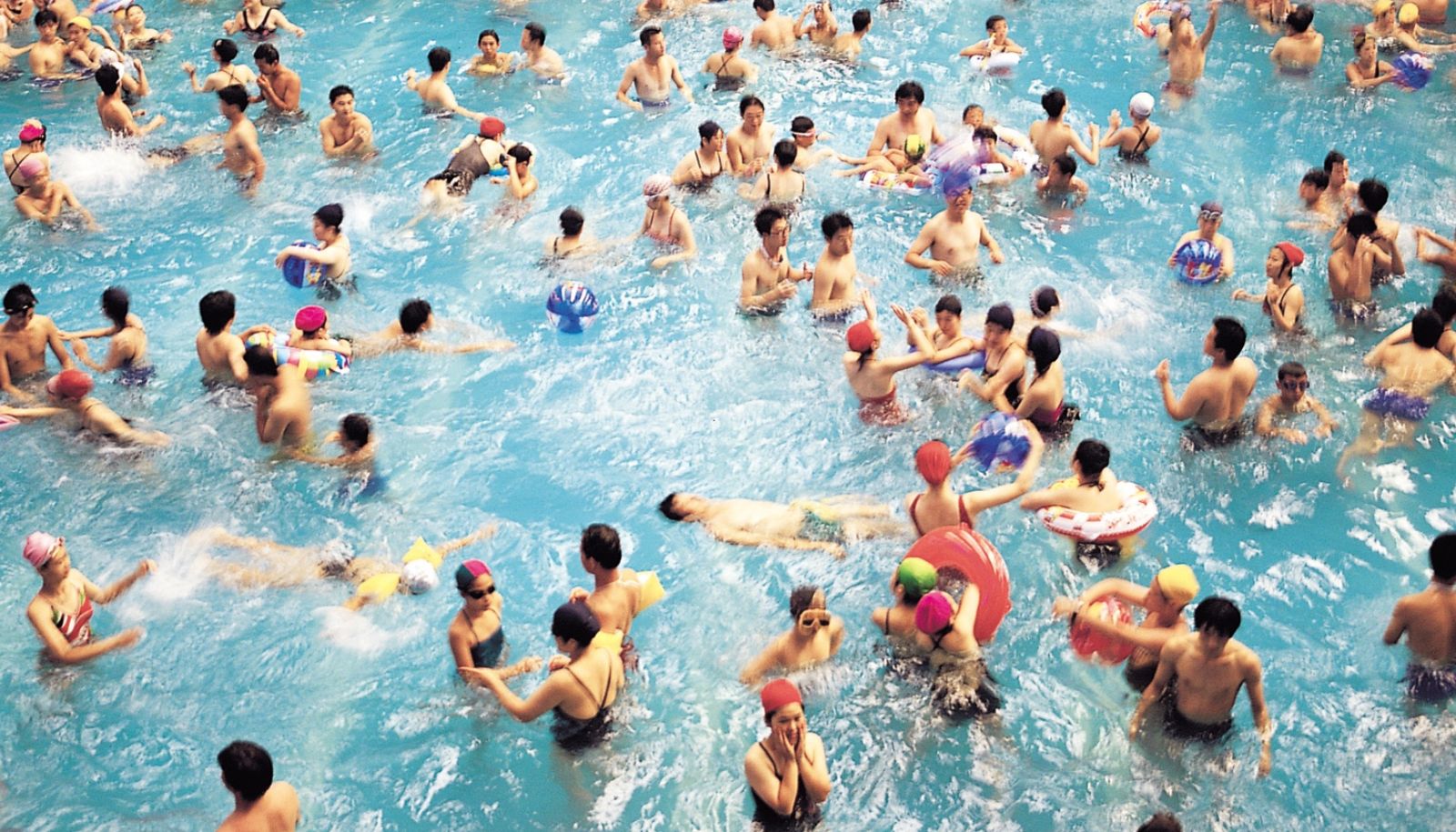 Les sous-produits de la désinfection volatils peuvent irriter les yeux et les voies respiratoires, au point de provoquer, dans certains cas, des problèmes d'asthme. Leur concentration augmente en fonction du nombre de baigneurs dans la piscine.