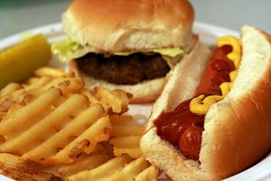 Les grands classiques de la restauration rapide sont toujours au menu, mais des plats santé sont maintenant offerts dans certains sites municipaux de la Ville de Québec.