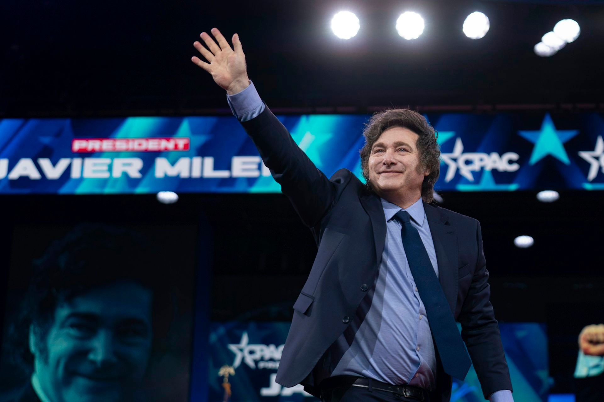 Le président argentin Javier Milei salue la foule avant de s'exprimer lors de la Conservative Political Action Conference, CPAC, le 22 février 2025, à Oxon Hill, dans le Maryland. 