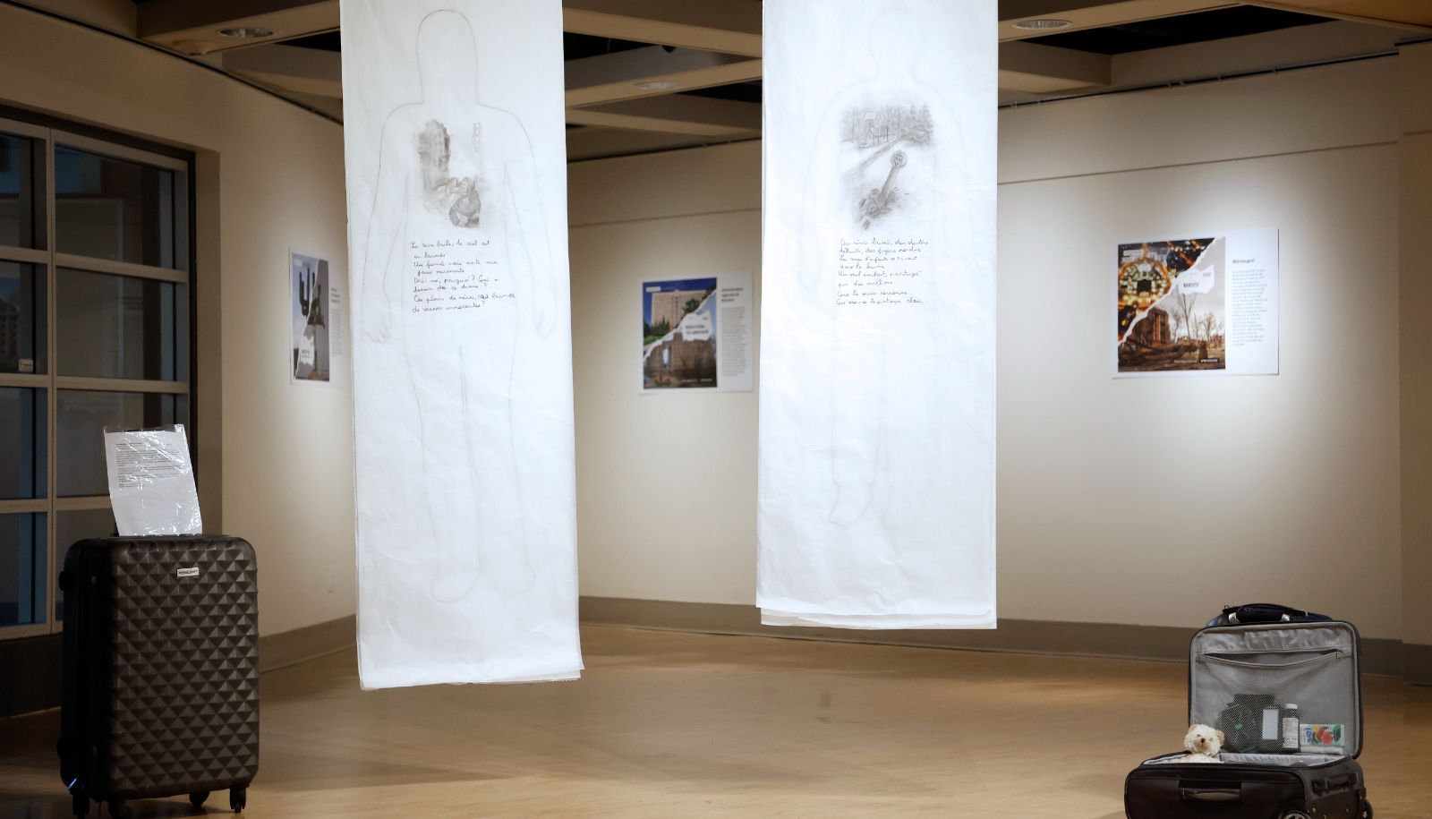 L'installation Les marques que nous portons, composée de silhouettes et de valises, exprime la perte et la résilience de celles et ceux qui ont fui l'Ukraine.