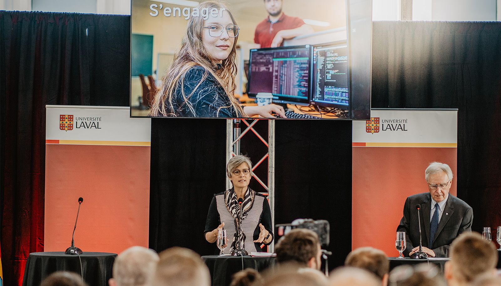 <p>La rectrice Sophie D’Amours en compagnie du président du Conseil d’administration de l’Université Laval, Jean Houde, durant la présentation du Plan institutionnel ULaval 2023-2028 à l’atrium du pavillon Charles-De Koninck.</p>