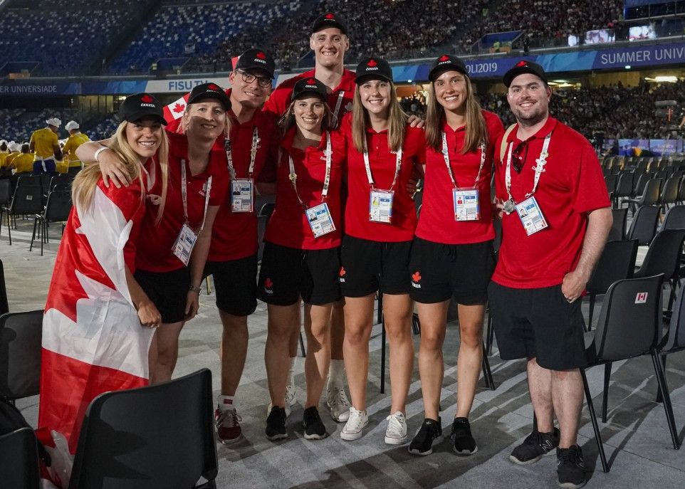 Des étudiants-athlètes et des employés de l'Université Laval réunis pour une photo souvenir de leur passage aux Universiades de Naples. De gauche à droite: Joanie L'Abbé (soccer), Julie Dionne (équipe des opérations), Stéphane Jobin (équipe des communications), Charlotte Vallières-Villeneuve (équipe médicale), Marc-André Fortin (basketball), Myriam Labrecque (soccer), Jessica Bunker (soccer) et Mathieu Bélanger (équipe des communications)
