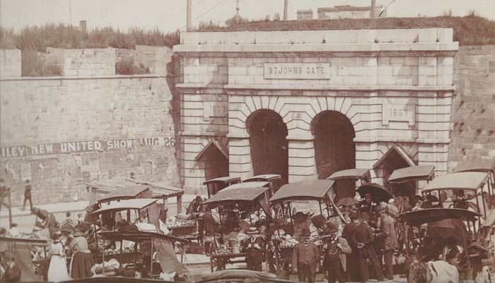 <p>Autre diplômé en histoire de l'Université Laval, Jean-François Caron décrit l'effervescence qui régnait autrefois près de la Porte Saint-Jean et du marché Montcalm (aujourd'hui place D'Youville).</p>