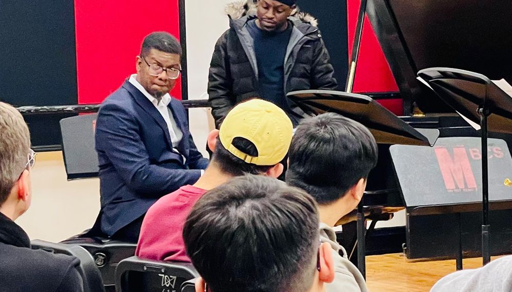 <p>Le professeur Rafael Zaldivar au piano sous le regard attentif de jeunes étudiants en musique de la Manhattan School of Music de New York. Debout devant lui, des étudiants jouaient de la trompette, du saxophone, de la contrebasse et de la batterie acoustique.</p>