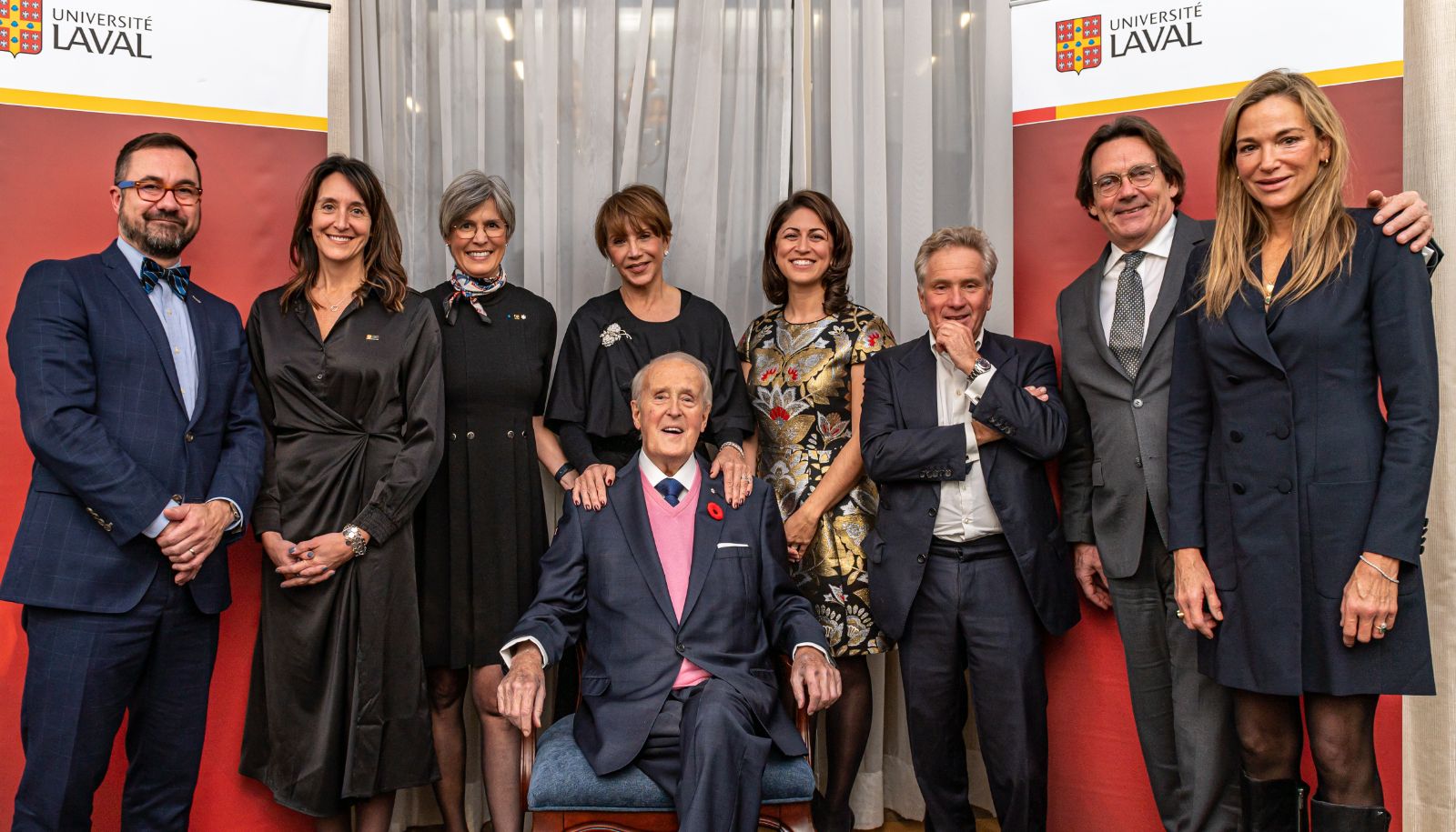 <p>François Gélineau, Caroline Girard, Sophie D'Amours, Mila Mulroney, derrière son époux, le très honorable Brian Mulroney, Olga Farman, Jean Raby, Pierre Karl Péladeau et Pascale Bourbeau, lors de la soirée du 2 novembre, à Montréal.</p>