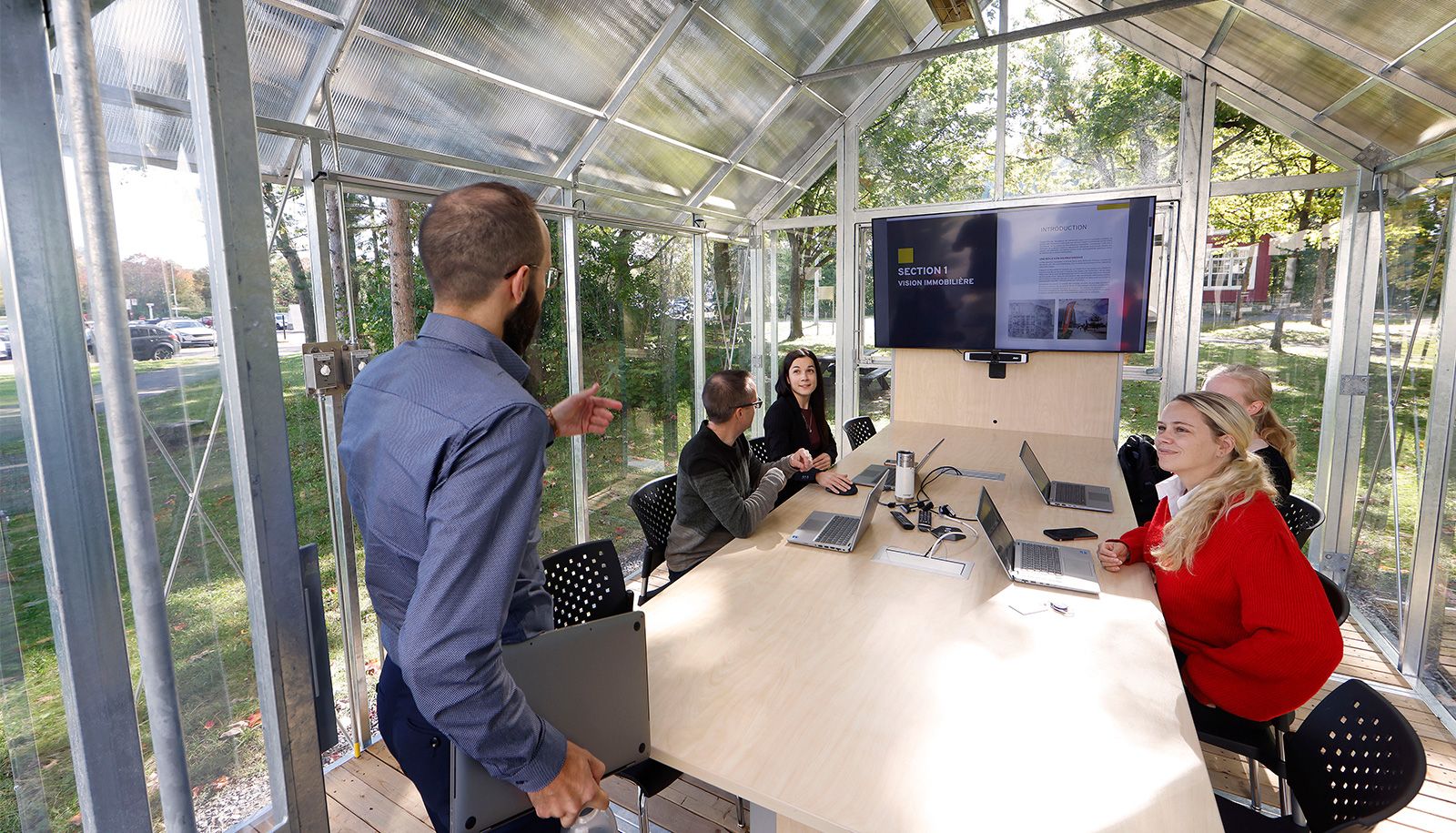 Le 30 septembre, Marie-France Lemieux et quatre de ses collègues du Service des immeubles ont tenu une séance de travail dans la Cabane – Boisé Roberge. Ce sont, de gauche à droite: Louis Frenette-Nolin (debout), Sébastien Bournival, Marie-France Lemieux, Stéphanie Tardif (à l’avant) et Kathleen Kelly (au visage caché).