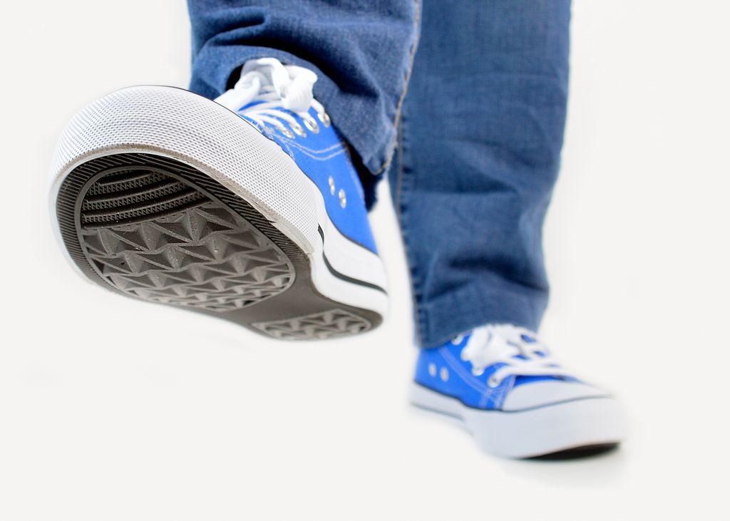 <p>La pression exercée sous différents points du pied pendant la marche diffère d'une personne à l'autre. Cette particularité doit être prise en compte lorsqu'il faut convertir en nombre de pas les données enregistrées par les capteurs de pression d'une semelle intelligente.</p>