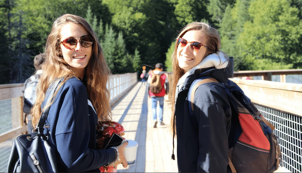<p>Irene Agullò Fidel et Mélina Renaud ont formé un duo dans le passé dans le cadre du Programme de jumelage de l’Université Laval, la première comme étudiante de l’international nouvellement arrivée à l’Université, la seconde comme marraine. Ce jumelage a facilité l’intégration et l’adaptation de la première à la société québécoise, à la ville de Québec et à l’Université. En retour, l’étudiante québécoise a été sensibilisée à la diversité culturelle tout en vivant une expérience interculturelle.</p>