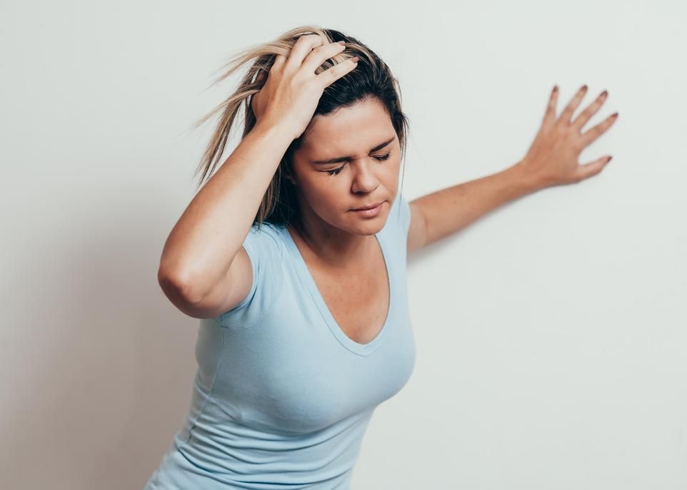 Le passage de la position assise à la position debout fait que, par gravité, une partie du volume sanguin se déplace vers les jambes. Les vaisseaux sanguins du cerveau des femmes mettraient plus de temps à s'ajuster à la réduction du débit sanguin qui s'ensuit.