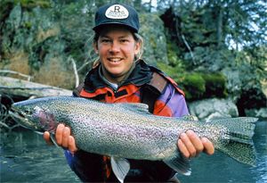 <p>Même si la truite arc-en-ciel est appréciée par certains pêcheurs, sa capacité de rivaliser avec le saumon et l'omble de fontaine fait peser une nouvelle menace sur les effectifs de ces salmonidés indigènes.</p>
