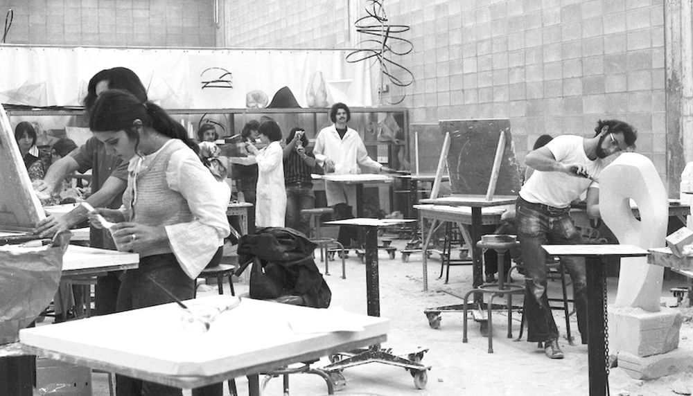 En 1971 et 1972, en attente de la construction du pavillon Félix-Antoine-Savard, les cours de l’École des arts visuels se sont donnés dans les sous-sols du PEPS. Sur cette image, vue sur des ateliers dans ces locaux temporaires.