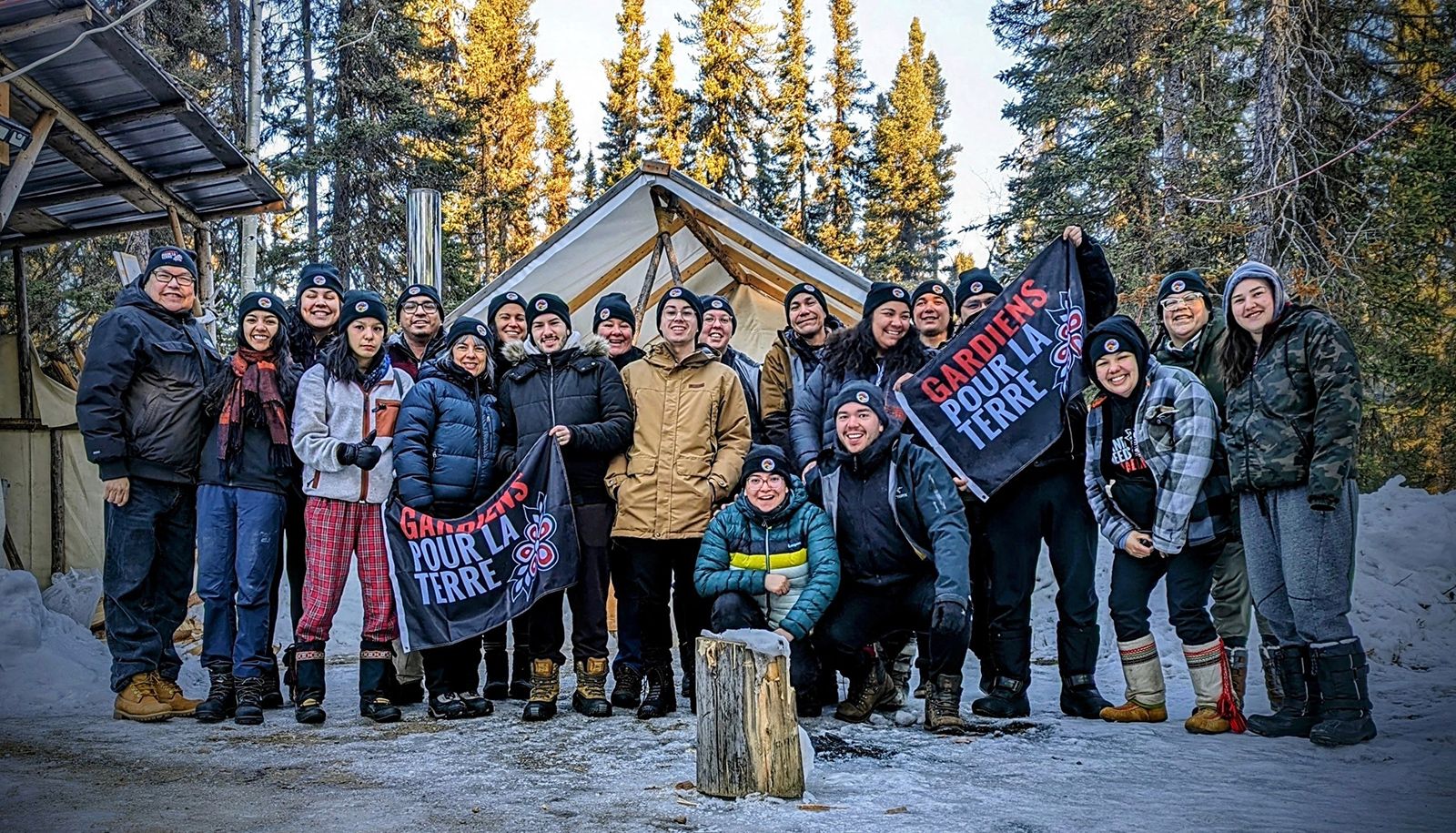 <p>Le premier séjour en territoire de la cohorte s’est déroulé au mois de mars au site innu Kanapeut dans le Nitassinan de Pessamit, sur la Côte-Nord. À l’avant, on reconnaît la professeure Caroline Desbiens, quatrième à partir de la gauche.</p>