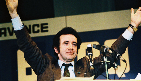 <p>Gérald Godin, candidat du Parti québécois dans la circonscription de Mercier à Montréal, le soir de son élection, le 15 novembre 1976. Il sera réélu en 1981, en 1985 et en 1989. Le député occupera successivement les fonctions de ministre de l‘Immigration, de ministre des Communautés culturelles et de l’Immigration, de ministre d’État par intérim au Développement culturel et scientifique, de ministre délégué aux Affaires linguistiques, de nouveau ministre des Communautés culturelles et de l’Immigration, puis de ministre des Affaires culturelles.</p>