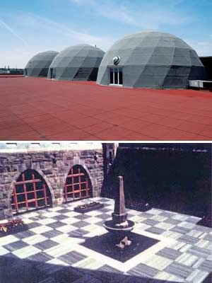 Le toit du pavillon Bonenfant accueille trois structures polyédriques dont la forme rappelle celle d'un igloo. Le pavillon Casault abritait autrefois une cour intérieure au centre de laquelle se trouvait une fontaine. La cour est disparue, mais on peut maintenant admirer la fontaine devant l'entrée principale de ce pavillon.