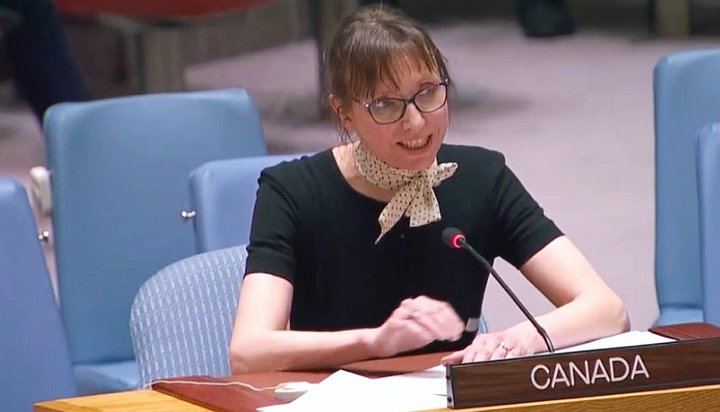 Après l’allocution de l’ambassadeur Bob Rae, la ministre conseillère spécialisée en droits de la personne et conseillère juridique à la Mission du Canada auprès des Nations unies, Béatrice Maille, a répondu, par visioconférence, aux questions de l’auditoire. Plusieurs sujets ont été abordés, comme la tradition diplomatique canadienne, les peuples autochtones, les droits des femmes et la guerre en Ukraine.