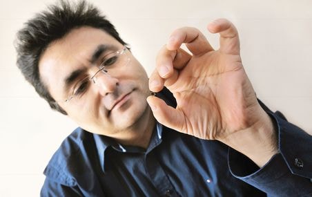 La minuscule lentille optique conçue par l'équipe de Tigran Galstian peut faire une mise au point et zoomer sans mouvement mécanique lors d'une prise d'image.