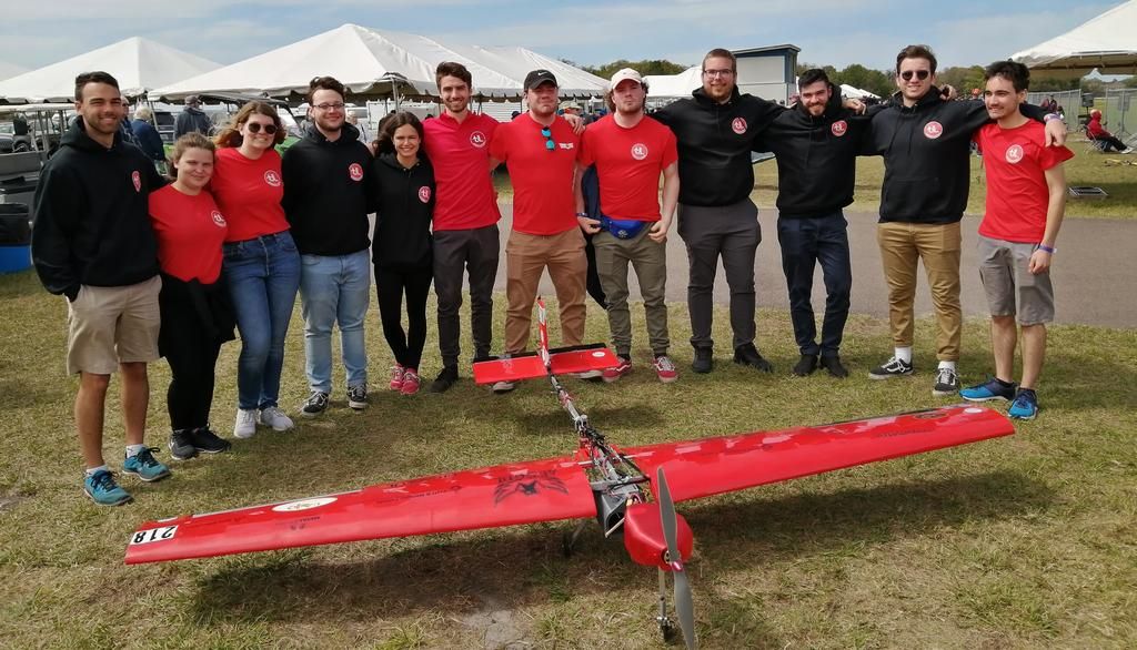 <p>À la SAE Aero Design East, la délégation de l’Université Laval pose derrière l’appareil conçu et construit par Avion Cargo Laval. Les 12 étudiantes et étudiants sont inscrits au baccalauréat en génie mécanique.</p>
