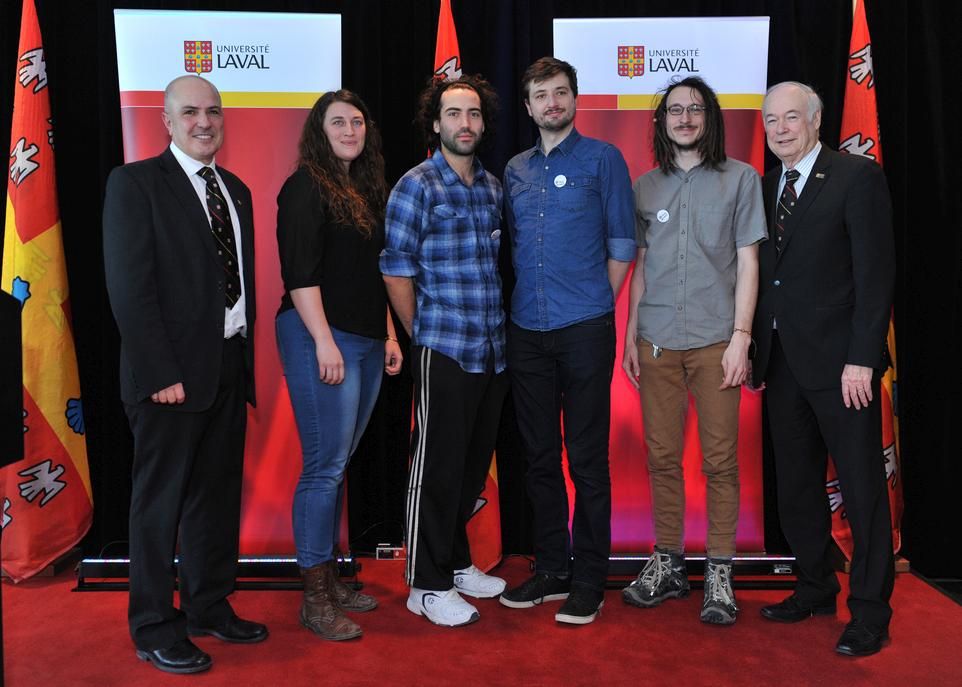 Des membres de l'association étudiante ULaval sans fossiles sont entourés du vice-recteur exécutif et au développement, Éric Bauce, et du recteur, Denis Brière.