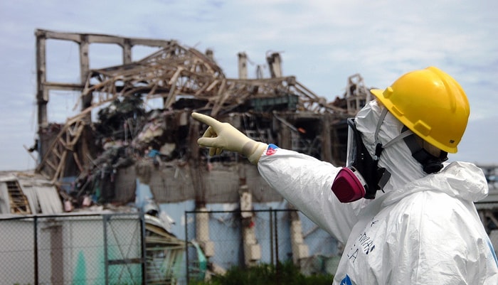 <p>Dans son cours, Maxime Polleri traite notamment de la catastrophe nucléaire de Fukushima. Cette photo montre un inspecteur de l’Agence internationale de l’énergie atomique sur le site de la centrale nucléaire de Fukushima, en mai 2011. L’accident s’était produit le 11 mars.</p>