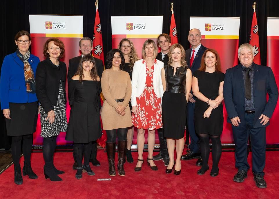 Lors de la cérémonie des Prix d'excellence en enseignement. À l'avant, la rectrice Sophie D'Amours, la présidente du Conseil d'administration de l'Université Laval, Marie-France Poulin, et les lauréats Caroline Gagnon, Sophie-Jan Arrien, Marie-Christine Saint-Jacques, Marie-Claude Boivin, Christine Hamel et Louis Bélanger. À l'arrière: les lauréats Robert Delage, Isabelle Fortin-Dufour et Marc Parizeau, ainsi que le vice-recteur adjoint aux études et aux affaires étudiantes, Claude Savard.