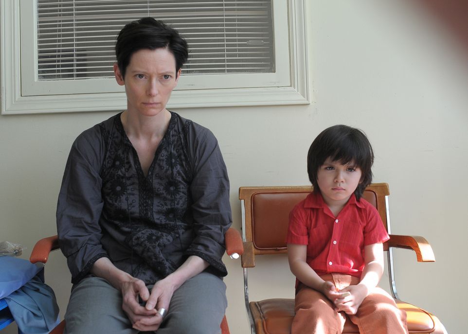 <p>Le personnage du fils dans le film Il faut qu'on parle de Kevin exprime de façon exacerbée les principales composantes du trait d'insensibilité: absence d'empathie et de culpabilité, superficialité des émotions, fourberie et manipulation.</p>