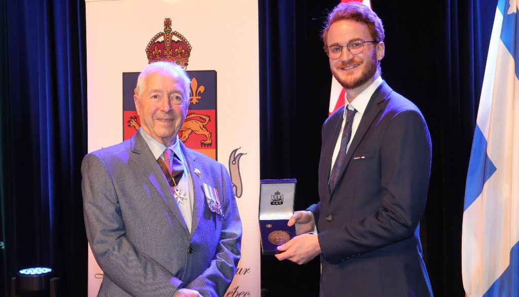 <p>Au printemps dernier, Adrian Monthony a reçu la Médaille du Lieutenant-gouverneur pour la jeunesse des mains de l'honorable J. Michel Doyon. Son directeur de recherche, Davoud Torkamaneh, et le doyen de la Faculté des sciences de l'agriculture et de l'alimentation, Denis Roy, l'ont inscrit à son insu, lui réservant une belle surprise.</p>