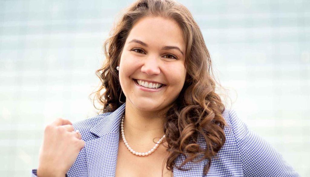 «J'aime les humains, j'aime être entourée de gens et j'aime quand ça fonctionne bien.» Voilà une affirmation qui décrit bien l'engagement et la personne qu'est Isabelle Tapp, lauréate du prix Personnalité au Gala de la vie étudiante 2021.