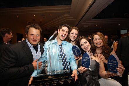 Des membres de la délégation d'étudiants de la Faculté des sciences de l'administration, gagnante des Jeux 2010 qui se sont déroulés à l'Université Concordia.